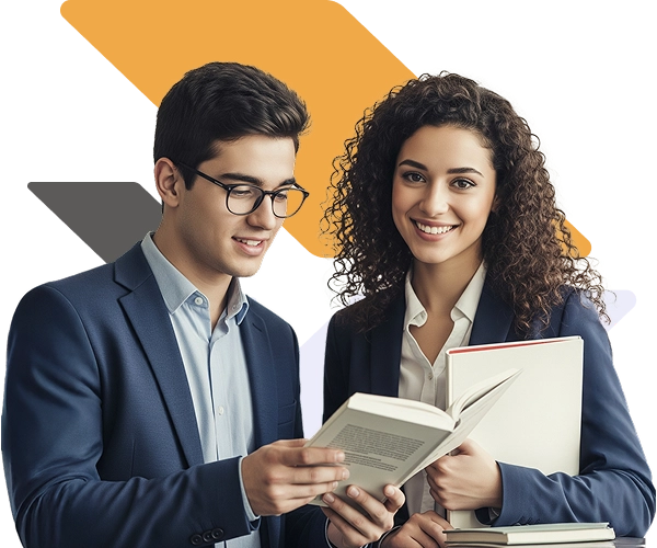 Homepage 10 due giovani docenti osservano i libri di testo sorridendo