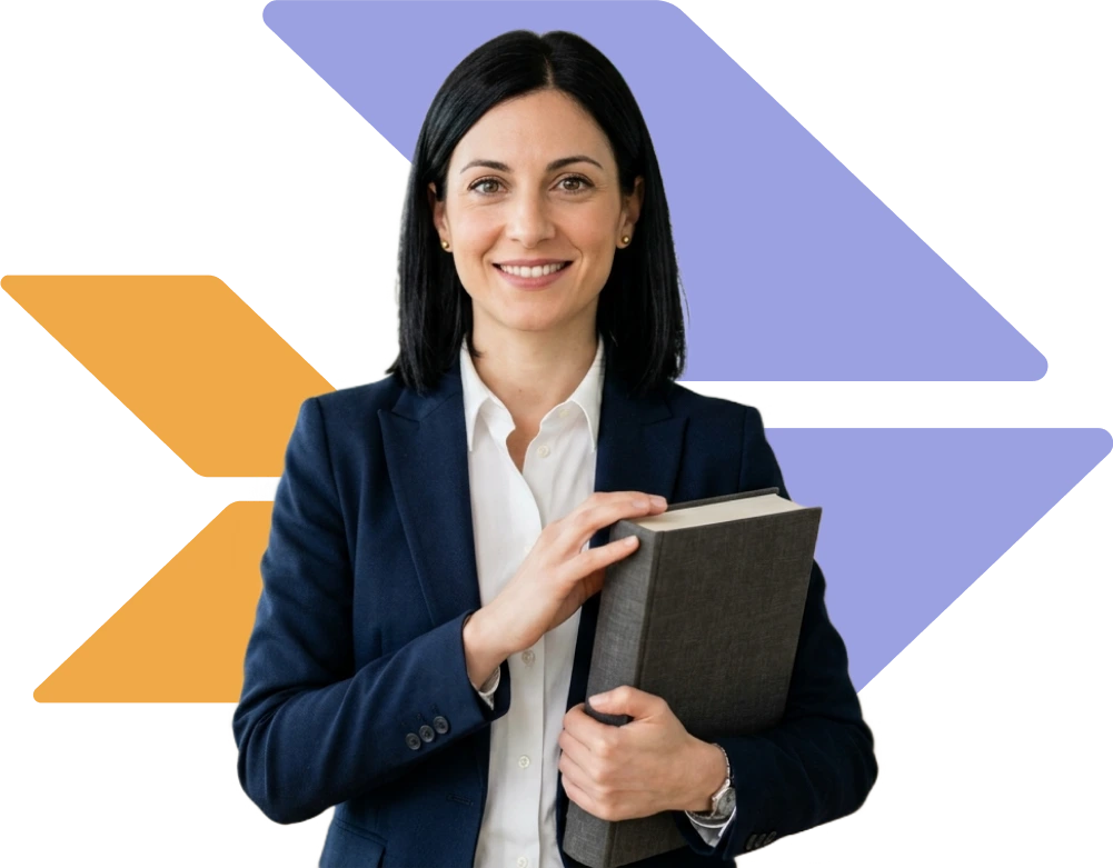 donna sorridente ed elegante con libro in mano